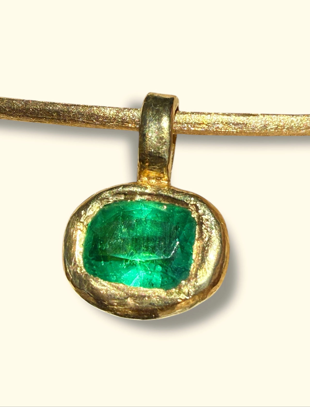 2.24 Cts Emerald Cushion Cut Wire Collar Chain 18 Ct Gold