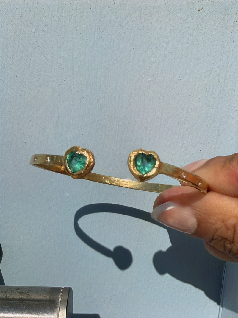 1.35 Cts Emerald Hearts Toi & Moi Love Bracelet Bangle 18 Ct Gold
