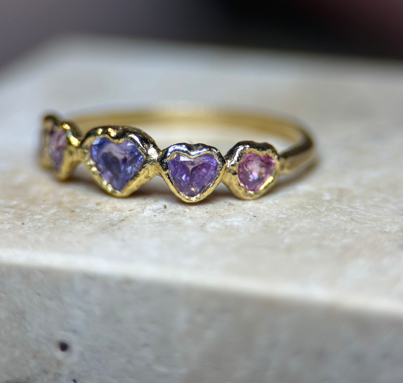 Pink Purple Sapphire Hearts Skinny Bubble Band 18 Ct Gold