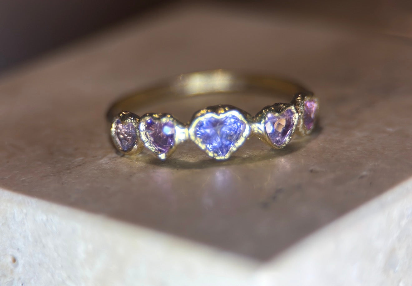 Pink Purple Sapphire Hearts Skinny Bubble Band 18 Ct Gold