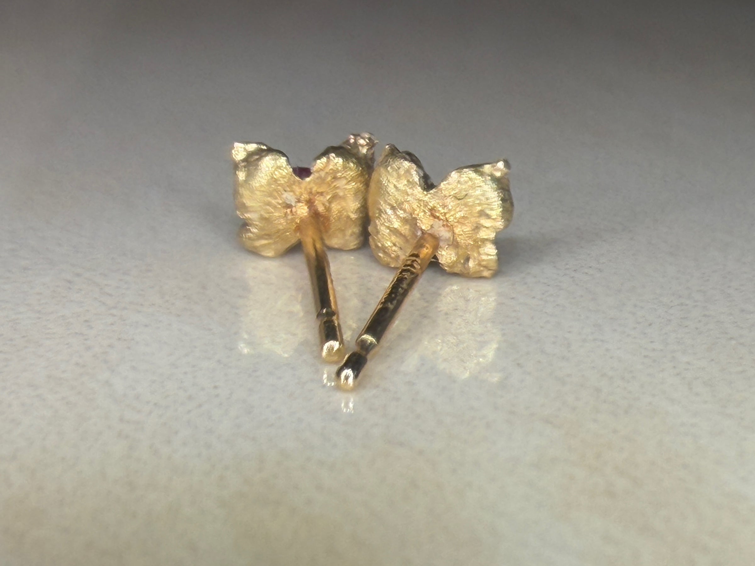 Microsculpted Colombian Emerald and Ruby Mini Studs in 18 Ct Yellow Gold (Pair)