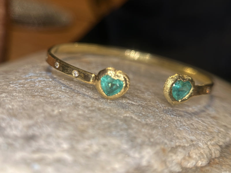 1.35 Cts Emerald Hearts Toi & Moi Love Bracelet Bangle 18 Ct Gold