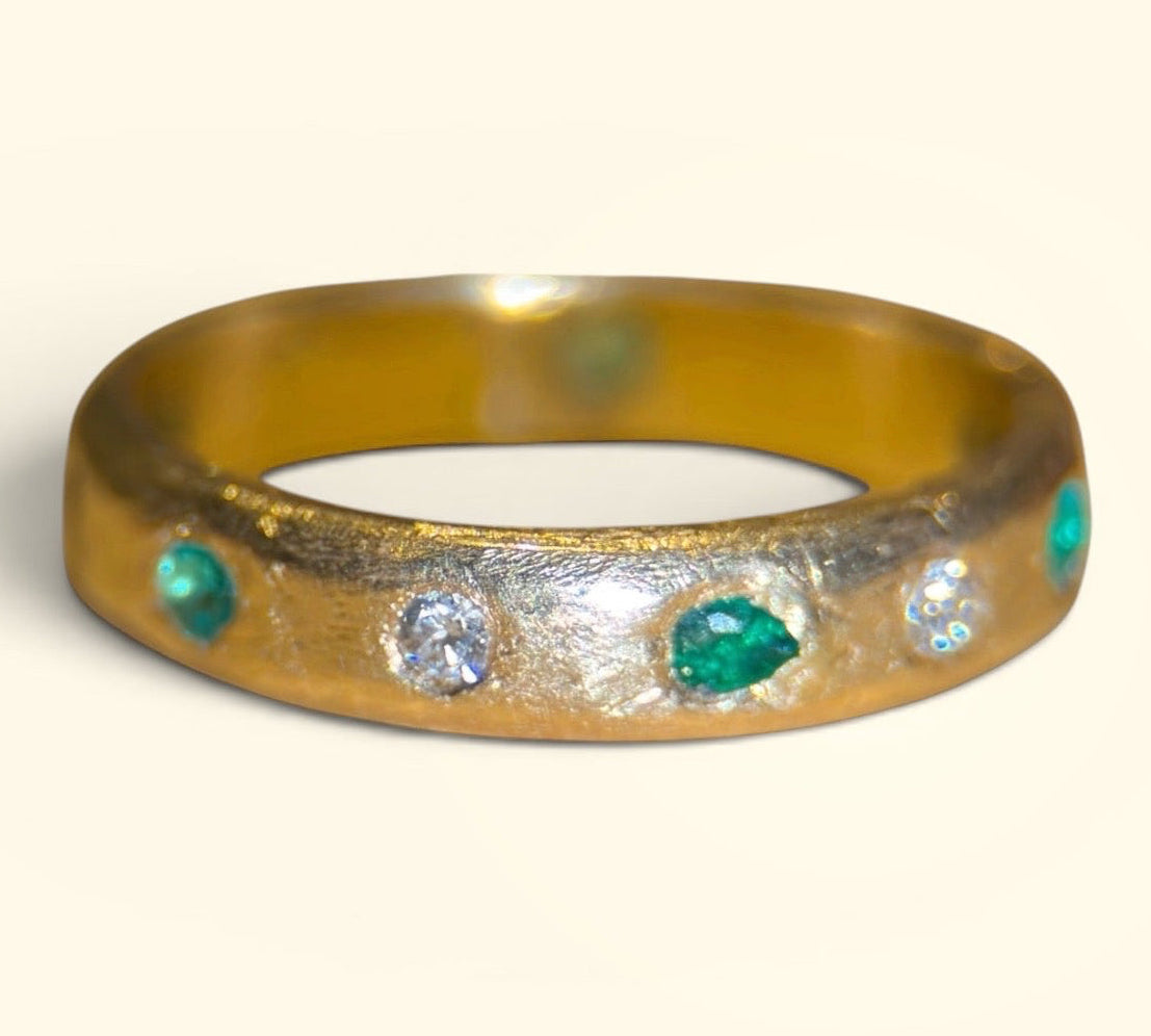 Emeralds and Diamonds All Around Band 18 Ct Yellow Gold