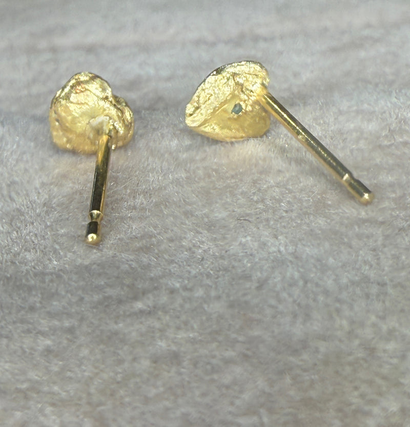 Bezel Set Wobbly Baby Mini Emerald Heart Studs 18 Ct Gold (Pair)