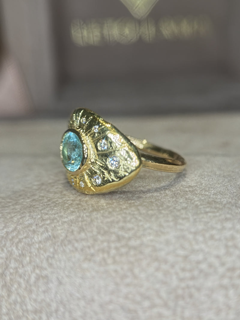 1 Cts Paraiba Eye Ring with Diamonds 18 Ct Gold