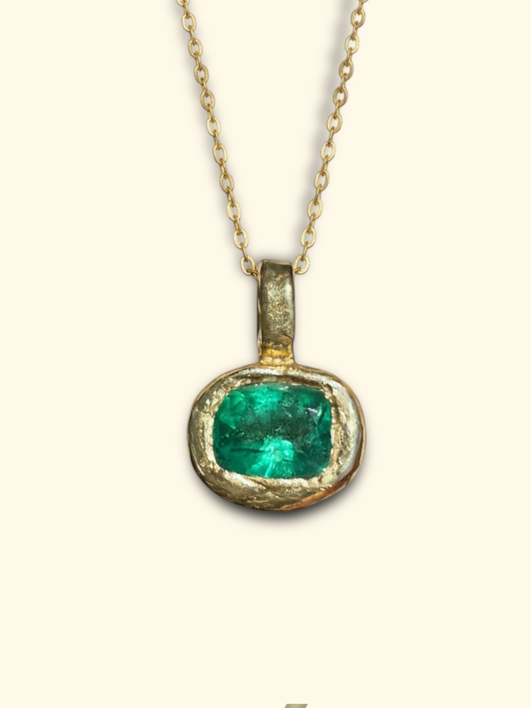 2.24 Cts Emerald Cushion Cut 18 Ct Gold (Unisex)